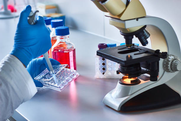 Chercheur au microscope en laboratoire